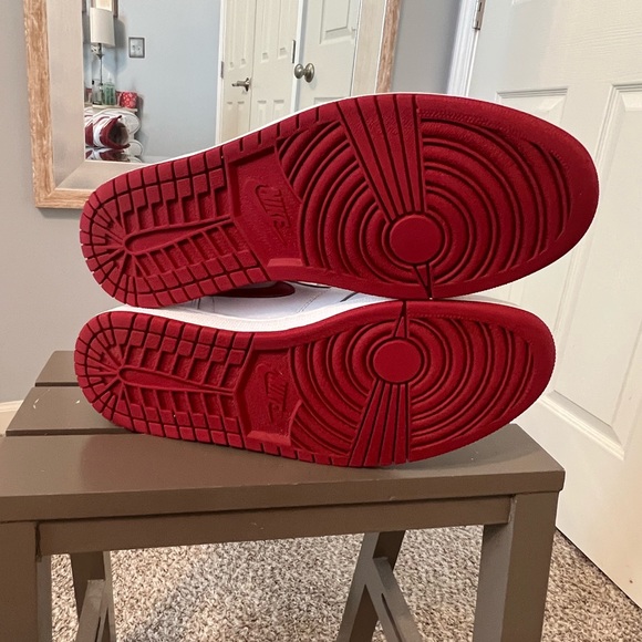 Air Jordan 1 Retro High OG 'Metallic Red - Picture 8 of 9